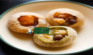 Golgappa Meledak Pedas Khas India Golgappa puri garing isi kentang kacang siram pani tamarind mint cabe yogurt sev boondi