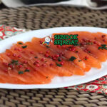 Gravlax irisan tipis pink salmon dill lemon zest hovmästarsås roti rye kentang capers