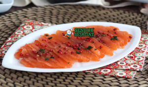 Gravlax Iris Tipis Harum Khas Swedia Gravlax irisan tipis pink salmon dill lemon zest hovmästarsås roti rye kentang capers