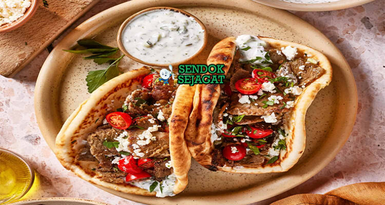 Gyros pita gulung isi daging domba sapi irisan tzatziki tomat bawang kentang goreng lemon oregano