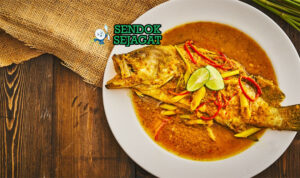 Ikan Woku Belanga Pedas Harum Khas Manado Ikan Woku Belanga ikan utuh kuah kuning pedas kemangi serai daun jeruk cabe rawit tomat hijau nasi