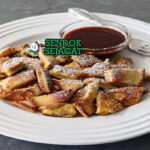 Kaiserschmarrn pancake iris kasar karamel gula bubuk kismis rhum plum compote Zwetschkenröster piring