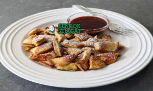 Kaiserschmarrn pancake iris kasar karamel gula bubuk kismis rhum plum compote Zwetschkenröster piring