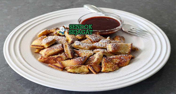 Kaiserschmarrn pancake iris kasar karamel gula bubuk kismis rhum plum compote Zwetschkenröster piring