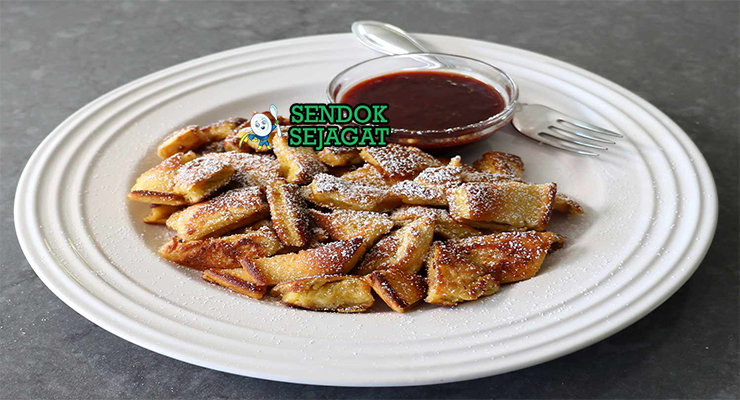 Kaiserschmarrn pancake iris kasar karamel gula bubuk kismis rhum plum compote Zwetschkenröster piring