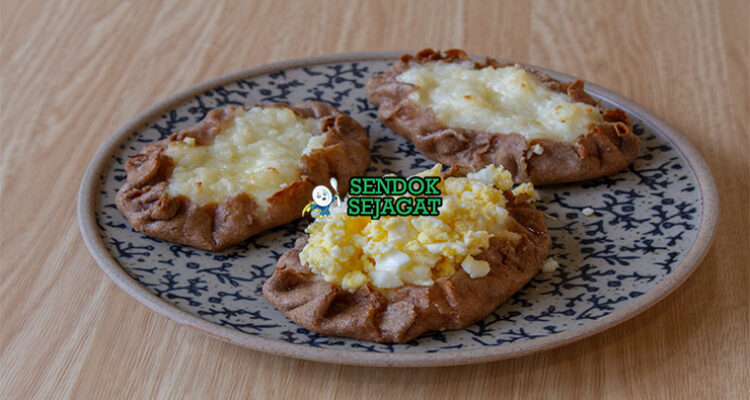 Karelian Pasties karjalanpiirakka rye oval golden ripped edge isi bubur nasi egg butter munavoi telur ham