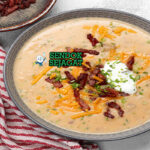 Kartoffelsuppe kental creamy kentang wurstel Frankfurter lauch speck peterseli schnittlauch di mangkuk keramik