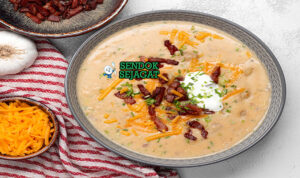 Kartoffelsuppe Gurih Hangat Khas Bayern Jerman Kartoffelsuppe kental creamy kentang wurstel Frankfurter lauch speck peterseli schnittlauch di mangkuk keramik