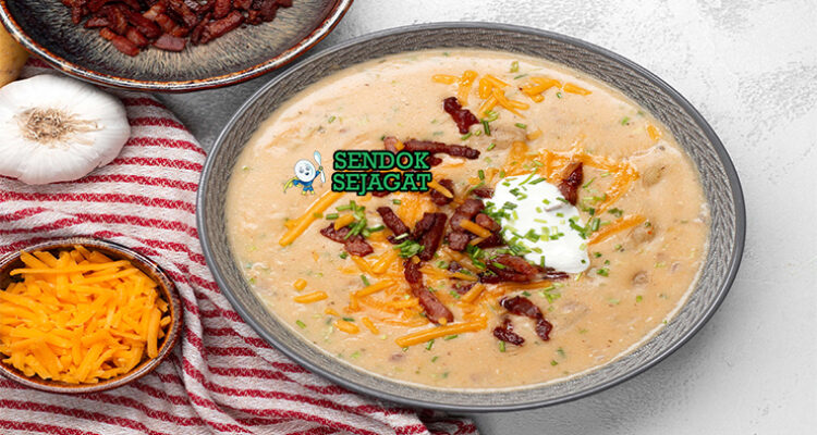 Kartoffelsuppe kental creamy kentang wurstel Frankfurter lauch speck peterseli schnittlauch di mangkuk keramik