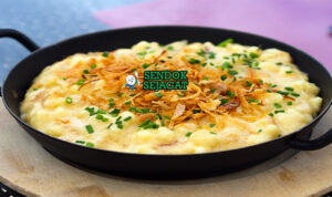 Käsespätzle Meleleh Gurih Khas Allgäu Jerman Käsespätzle wajan besi keju meleleh menarik benang Emmental bawang goreng renyah peterseli