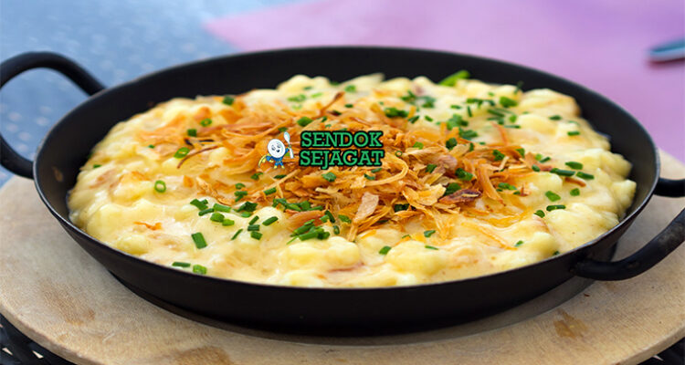 Käsespätzle wajan besi keju meleleh menarik benang Emmental bawang goreng renyah peterseli