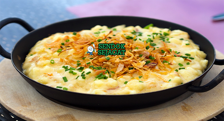 Käsespätzle wajan besi keju meleleh menarik benang Emmental bawang goreng renyah peterseli