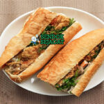 Khao Jee baguette pendek garing belah isi telur asin pâté sayur jaew bong di kertas koran