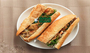 Khao Jee Renyah Manis Khas Vientiane Laos Khao Jee baguette pendek garing belah isi telur asin pâté sayur jaew bong di kertas koran