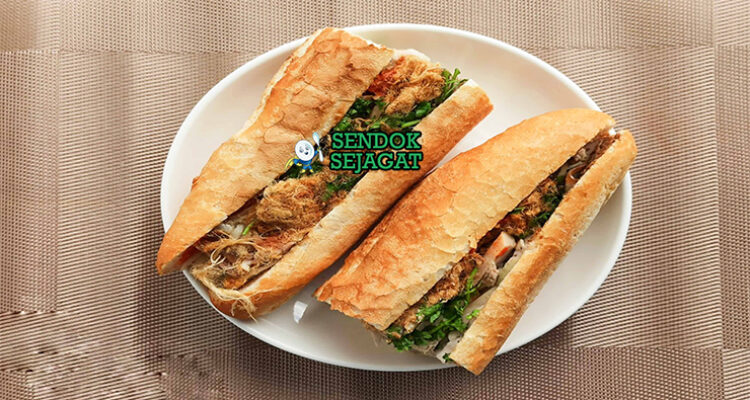 Khao Jee baguette pendek garing belah isi telur asin pâté sayur jaew bong di kertas koran