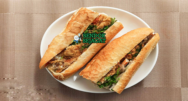Khao Jee baguette pendek garing belah isi telur asin pâté sayur jaew bong di kertas koran