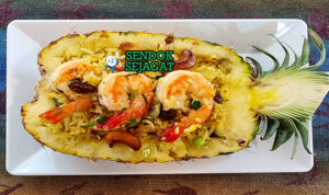 Khao Pad Sapparot nasi goreng nanas boat udang ayam kismis kacang mede bawang goreng cabe limau