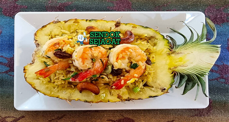 Khao Pad Sapparot nasi goreng nanas boat udang ayam kismis kacang mede bawang goreng cabe limau