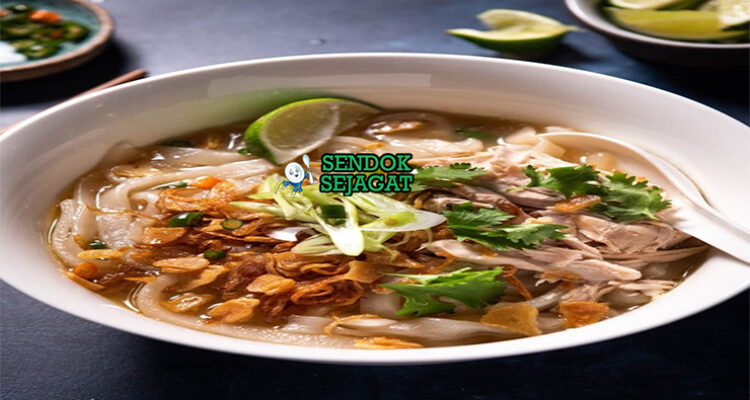 Khao Piak Sen mie beras tebal kenyal kuah bening ayam suwir telur jahe goreng daun bawang jaew bong