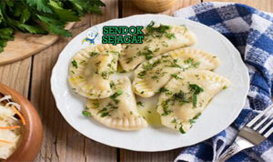 Koldūnai Juicy Gurih Khas Lithuania Koldūnai dumpling rebus isi daging sour cream dill bawang goreng kuah kaldu peterseli