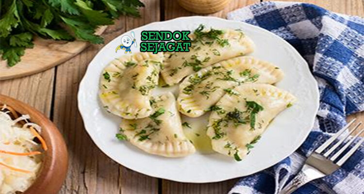 Koldūnai dumpling rebus isi daging sour cream dill bawang goreng kuah kaldu peterseli