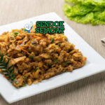 Kottu Roti roti iris tumis ayam kari cabe hijau wortel daun bawang telur sambal lunu miris