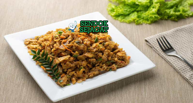 Kottu Roti roti iris tumis ayam kari cabe hijau wortel daun bawang telur sambal lunu miris