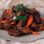 Krengsengan daging sapi kambing kuah kecap hitam pedas cabe rawit nasi putih kerupuk lalapan
