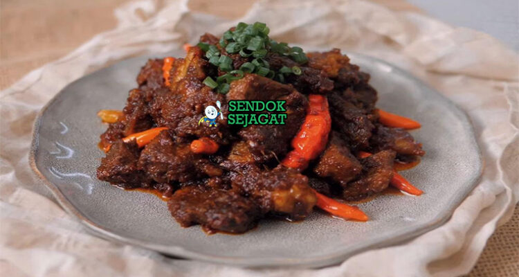 Krengsengan daging sapi kambing kuah kecap hitam pedas cabe rawit nasi putih kerupuk lalapan