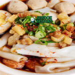 Kway Chap mie kwetiau lebar kuah gelap jeroan babat usus hati telur daun bawang bawang goreng jaew