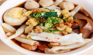 Kway Chap Jeroan Umami Khas Bangkok Thailand Kway Chap mie kwetiau lebar kuah gelap jeroan babat usus hati telur daun bawang bawang goreng jaew