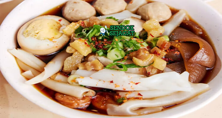 Kway Chap mie kwetiau lebar kuah gelap jeroan babat usus hati telur daun bawang bawang goreng jaew