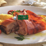 Lechón Puerto Rico cuerito garing retak daging juicy adobo arroz con gandules tostones di piring kayu