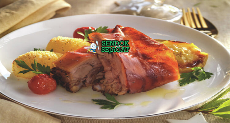 Lechón Puerto Rico cuerito garing retak daging juicy adobo arroz con gandules tostones di piring kayu