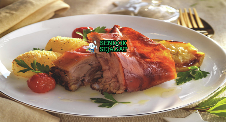 Lechón Puerto Rico cuerito garing retak daging juicy adobo arroz con gandules tostones di piring kayu