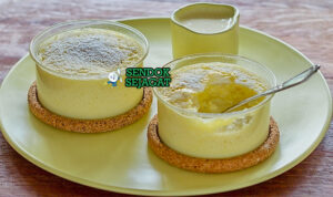 Lemon Delicious Pudding Self-Saucing Khas Australia Lemon Delicious Pudding golden sponge atas saus lemon creamy bawah whipped cream lemon zest