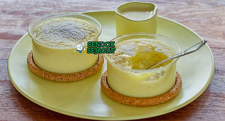 Lemon Delicious Pudding golden sponge atas saus lemon creamy bawah whipped cream lemon zest