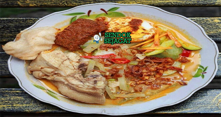 Lontong Cap Go Meh meja penuh lontong daun pisang opor ayam kuning telur pindang semur krecek koya