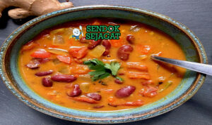 Maharagwe kuah santan kuning kacang merah cabe rawit tomat ugali chapati kachumbari limau