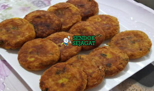 Makouda gorengan kentang bulat golden garing harissa sauce sandwich baguette lettuce tomato