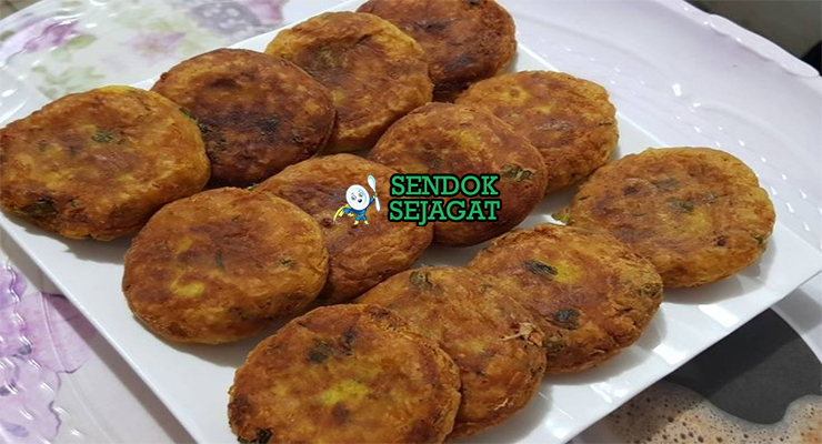 Makouda gorengan kentang bulat golden garing harissa sauce sandwich baguette lettuce tomato