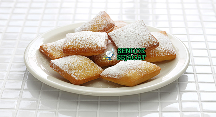 Mandazi segitiga golden gembung tinggi tumpuk panas tabur gula chai masala di samping