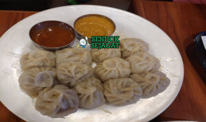 Momo Kukus Juicy Khas Nepal Momo dumpling kukus isi ayam achar tomat pedas sesame timur piring kayu Nepal