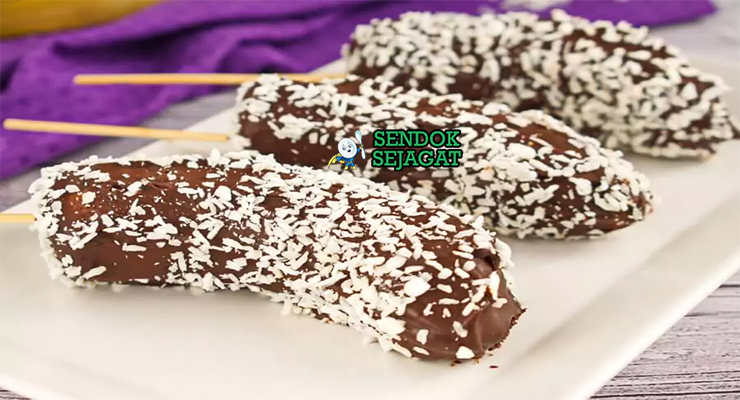 Monkey's Tail pisang beku balur coklat mengkilap tabur kacang almond lemon wedges cherry garnish