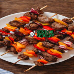 Mshikaki sate daging sapi panggang arang smoky rempah jahe paprika saus tamarind chapati kachumbari