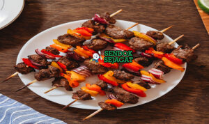 Mshikaki sate daging sapi panggang arang smoky rempah jahe paprika saus tamarind chapati kachumbari