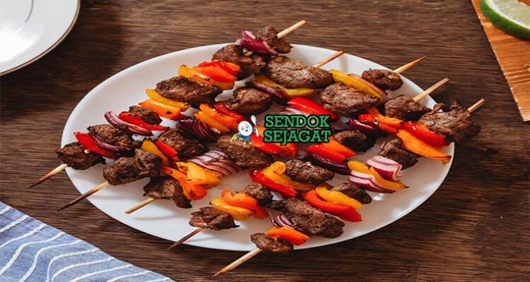 Mshikaki sate daging sapi panggang arang smoky rempah jahe paprika saus tamarind chapati kachumbari