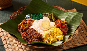Nasi Bogana Lengkap Khas Tegal Jawa Tengah Nasi Bogana bungkus daun pisang opor ayam telur pindang semur tahu tempe sambal krecek abon serundeng