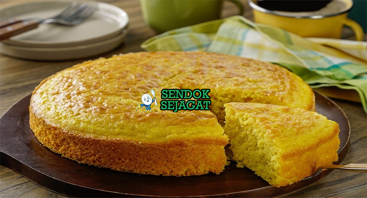 Pan de Elote potong kotak golden moist jagung utuh susu kental cinnamon powder di piring tanah liat