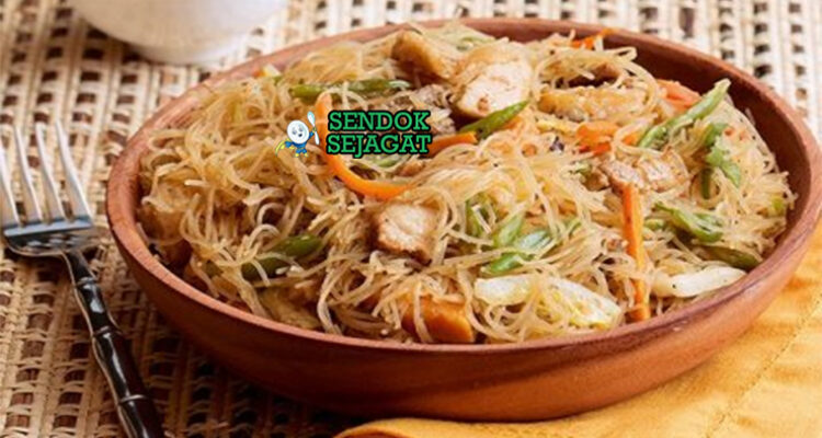 Pancit Bihon mie bihon goreng ayam udang wortel kubis snow peas calamansi bawang goreng cabe